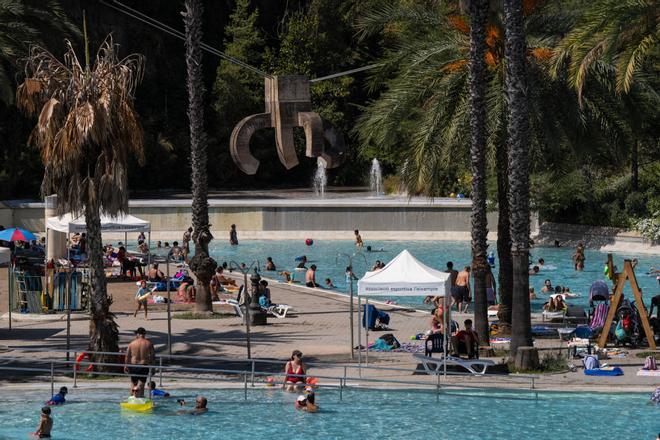 "Siempre llegamos a primera hora": colas de hasta 45 minutos en la piscina más económica y familiar de Barcelona