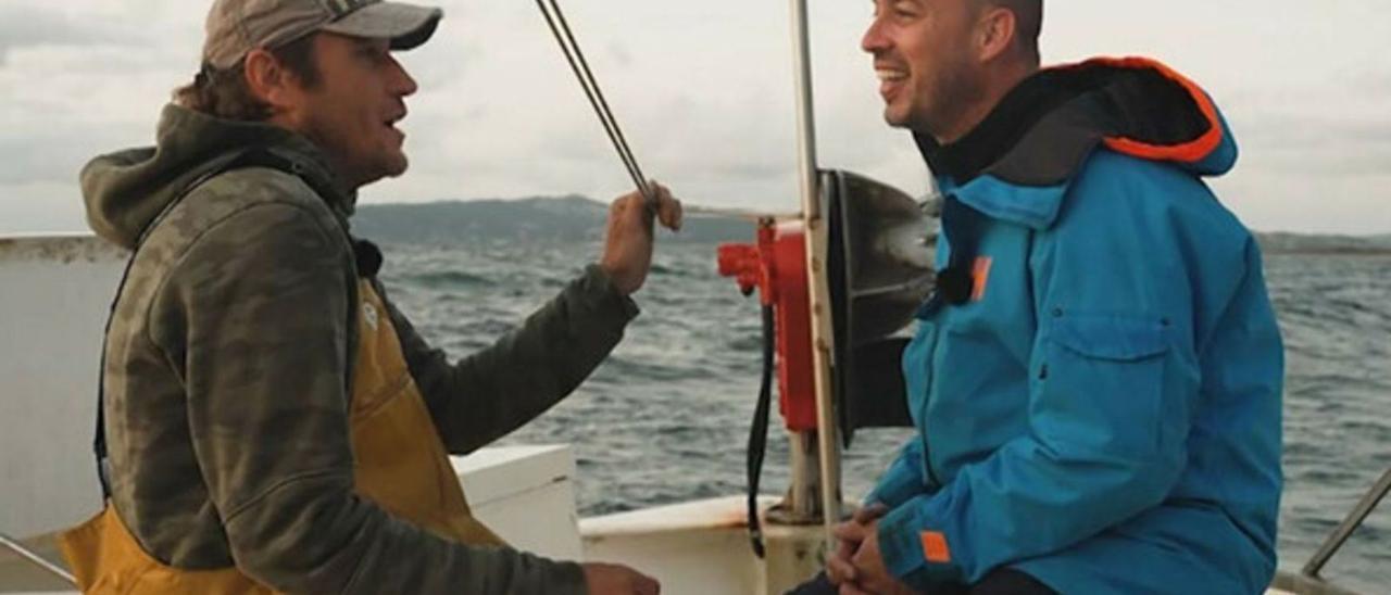 Quim Casellas (a la dreta) conversant amb el pescador Joan Massaguer a bord de l’embarcació Helsa.