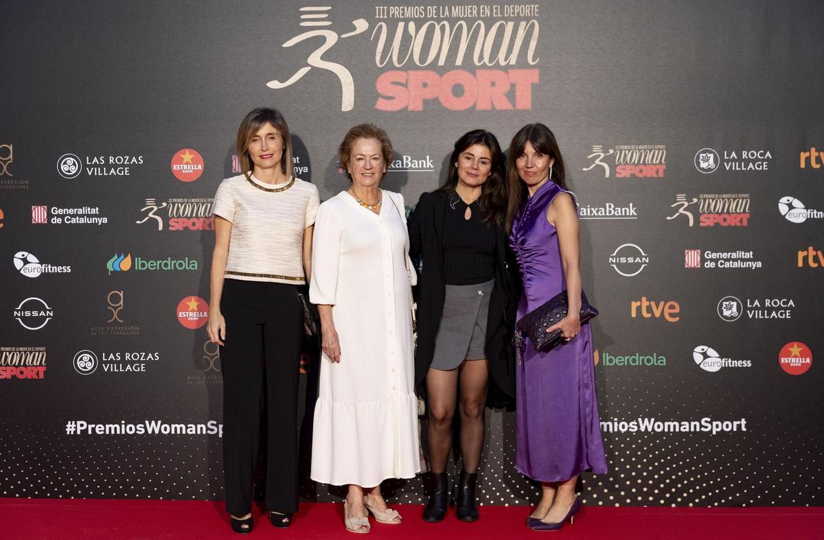 Arantza Sarasola (de blanco, en el centro), vicepresidente del grupo Prensa Ibérica, con sus hijas Ainhoa y Susana, y Mayka Sánchez, directora de la revista Woman Madame Figaro