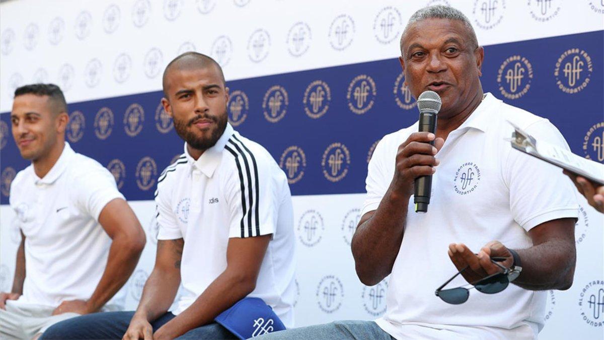 Mazinho, en un acto junto a sus dos hijos