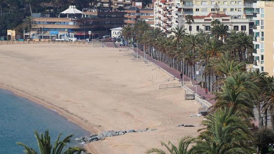 La platja principal de Lloret de Mar, buida durant la Setmana Santa d&#039;enguany