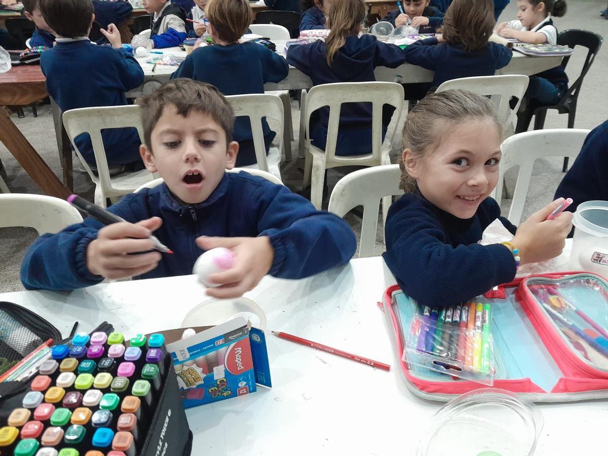 Los Güevos Pintos en el colegio Covadonga de Santa Fe