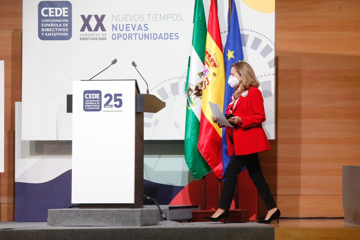 La ministra Calviño se dirige al estrado para su intervención en el Congreso de Directivos de CEDE, en el Palacio de Congresos de Córdoba.