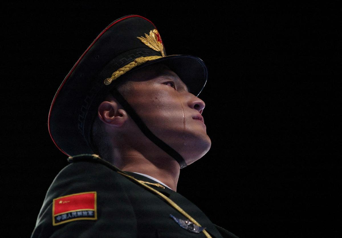 Un miembro de las fuerzas armadas chinas emocionado durante la ceremonia de apertura