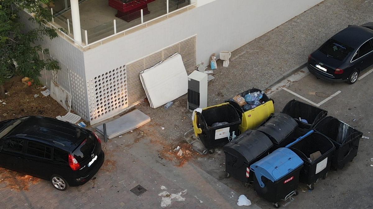 Residus abandonats fora de contenidors a Palafrugell vistos des del dron.
