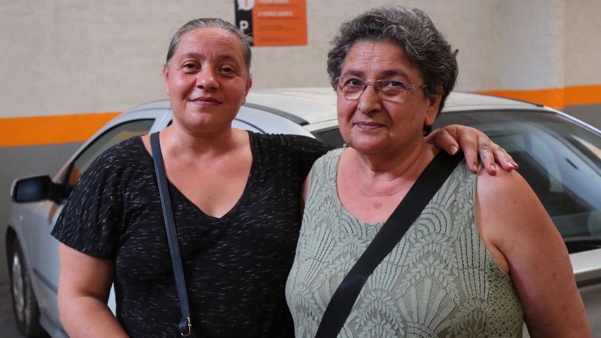 Cristel, junto a su bebé Elsa, en una calle del barrio  valenciano de L’Hort de Senabre. | F.CALABUIG