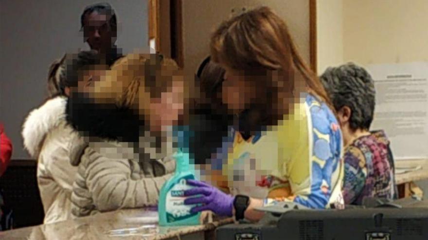 Los trabajadores del Registro Civil de Vigo compran mascarillas y guantes para protegerse del "coronavirus". // Alternativa na Xustiza