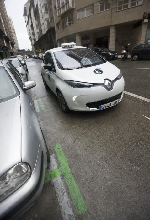 Un vehículo vigila la zona verde de la ORA