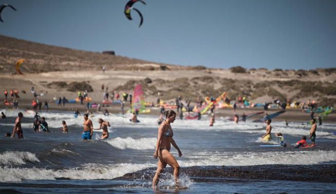 El Médano lleno de bañistas.