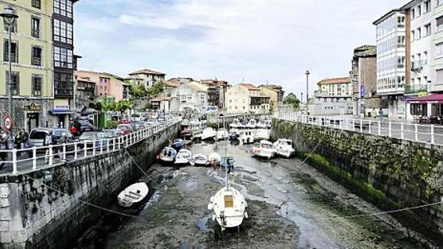 Antiguo muelle pesquero de Llanes, actualmente empleado como puerto de embarcaciones deportivas.