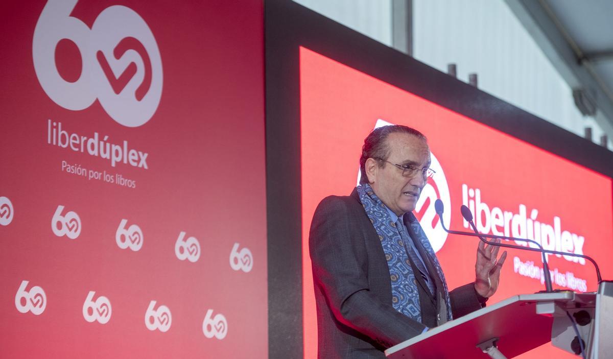 El presidente de Prensa Ibérica, Javier Moll, da la bienvenida a los asistentes en el acto de inauguración de la nueva planta de impresión de libros de Liberdúplex, cuando se cumple el 60 aniversario de su creación.