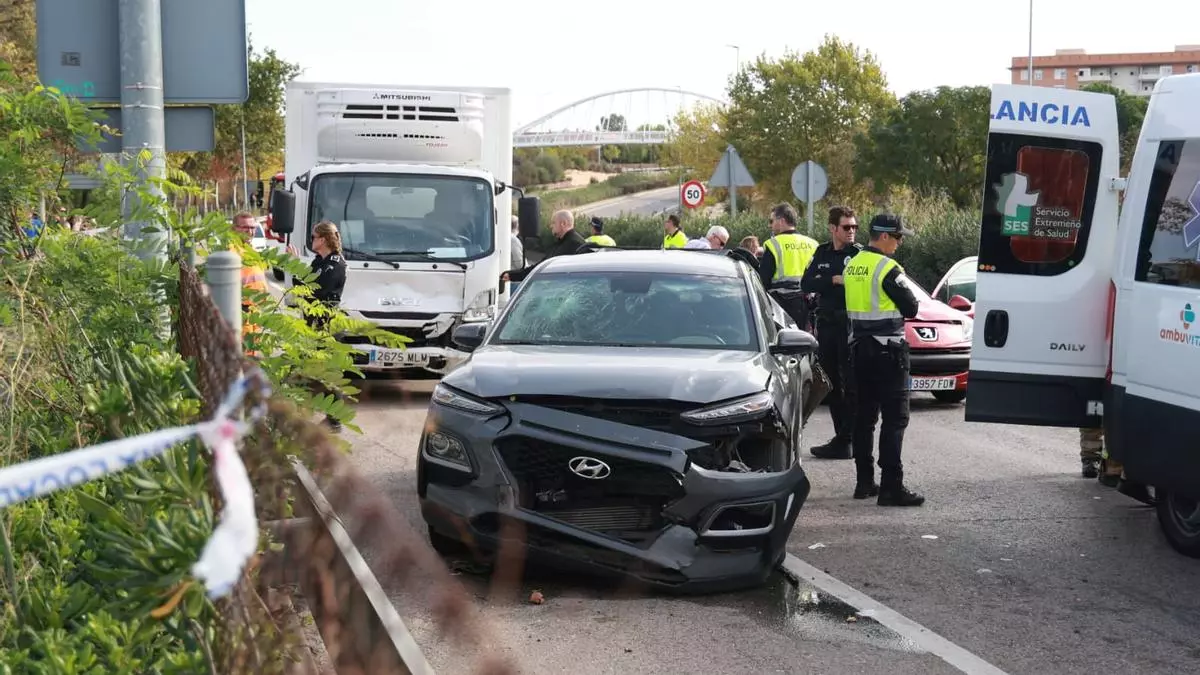Cuatro vehículos implicados en un fortísimo accidente en la Ronda Norte de Cáceres: seis heridos, uno de ellos un niño