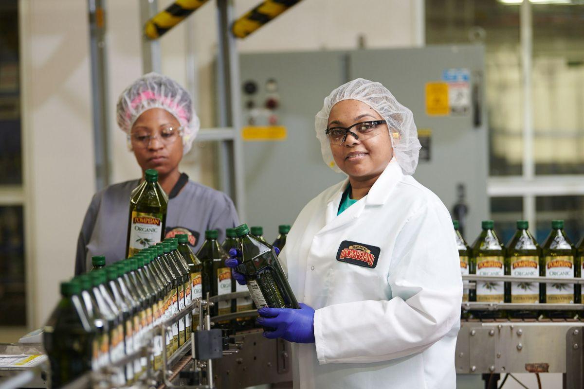 Trabajadoras de Pompeian en Baltimore (Maryland), en Estados Unidos.