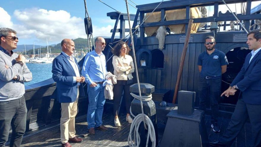 Visita de autoridades a la nao “Victoria”, ayer, en Baiona.