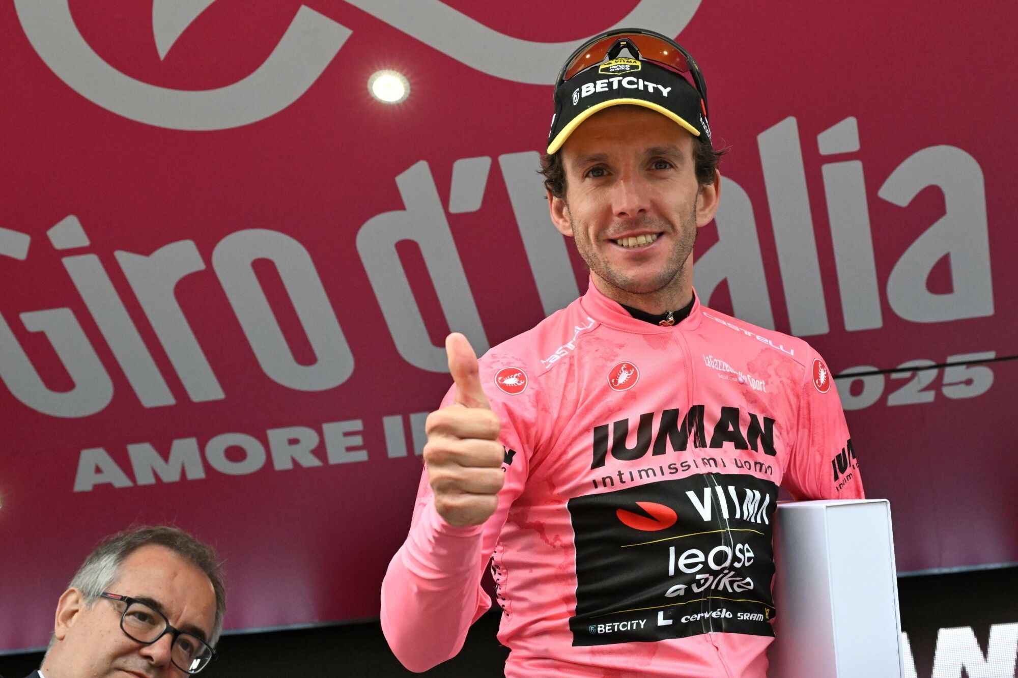 Sestriere (Italy), 31/05/2025.- Britain rider Simon Philip Yates of Team Visma | Lease a Bike celebrates on the podium wearing the overall leader's pink jersey after the 20th stage of the Giro d'Italia cycling race over 205 km from Verres to Sestriere, 31 May 2025. (Ciclismo, Italia, Reino Unido) EFE/EPA/LUCA ZENNARO