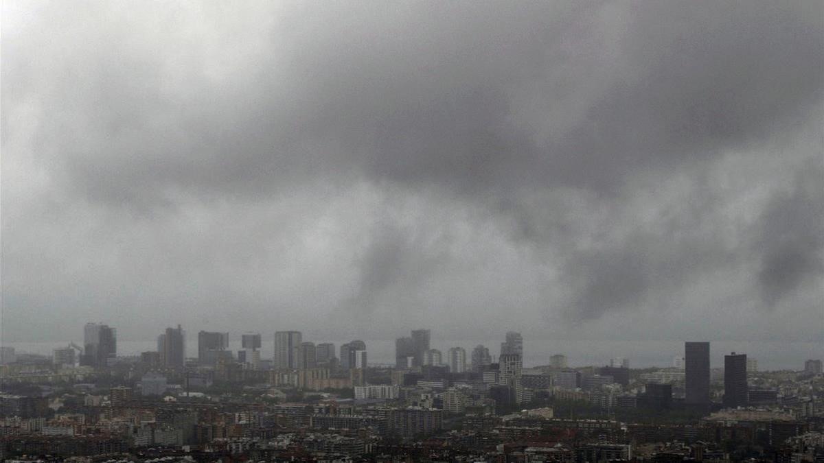 Barcelona, con el cielo encapotado por el temporal