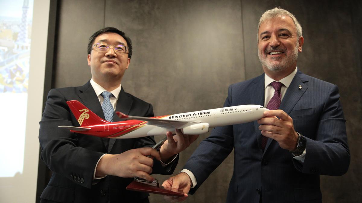 El vicepresidente de Shenzhen Airlines, Zhou Zhiwei, junto al alcalde de Barcelona, Jaume Collboni.