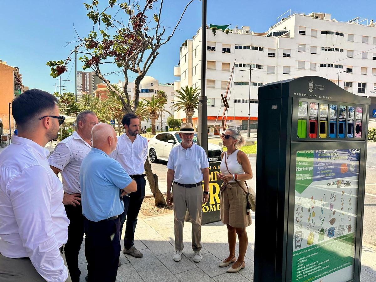 El alcalde durante la visita de los minipuntos limpios.