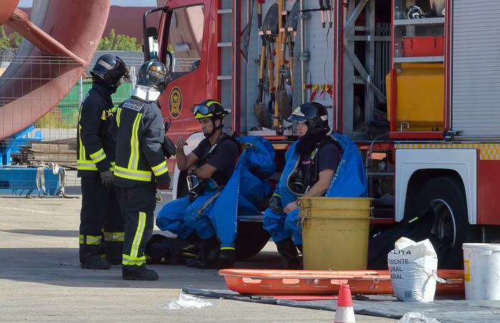 Simulacro de incendio en un barco, en las ...