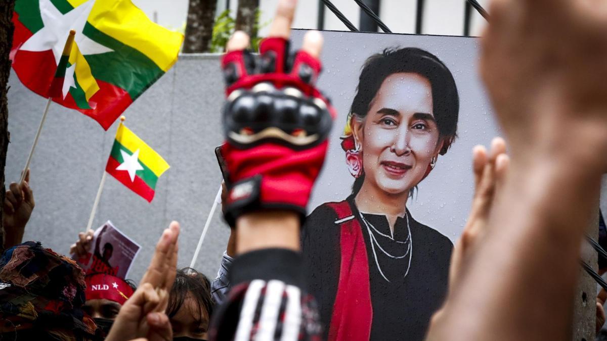 Condenan a otros seis años de cárcel a Aung San Suu Kyi en Birmania.