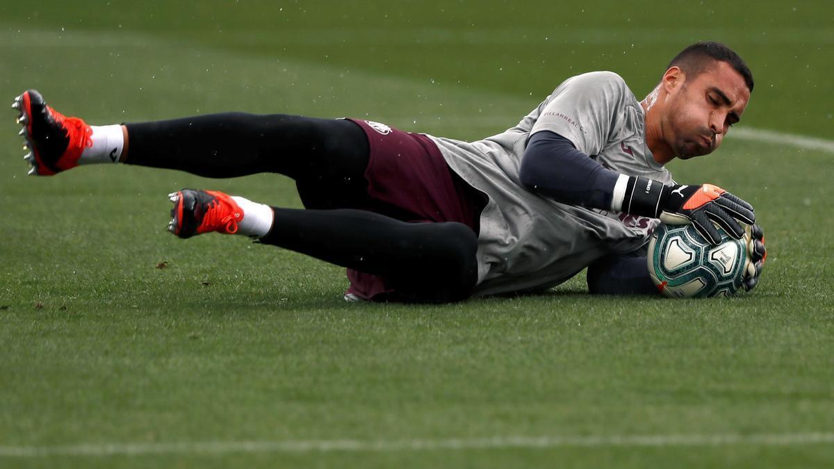 Sergio Asenjo, durante el calentamiento de un encuentro con el Villarreal CF.