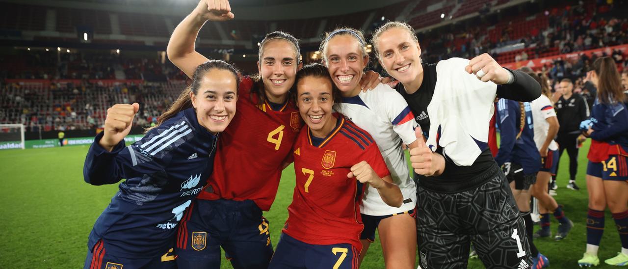 Rocío Gálvez, con el 4, fue titular con España en la victoria histórica ante Estados Unidos en El Sadar.