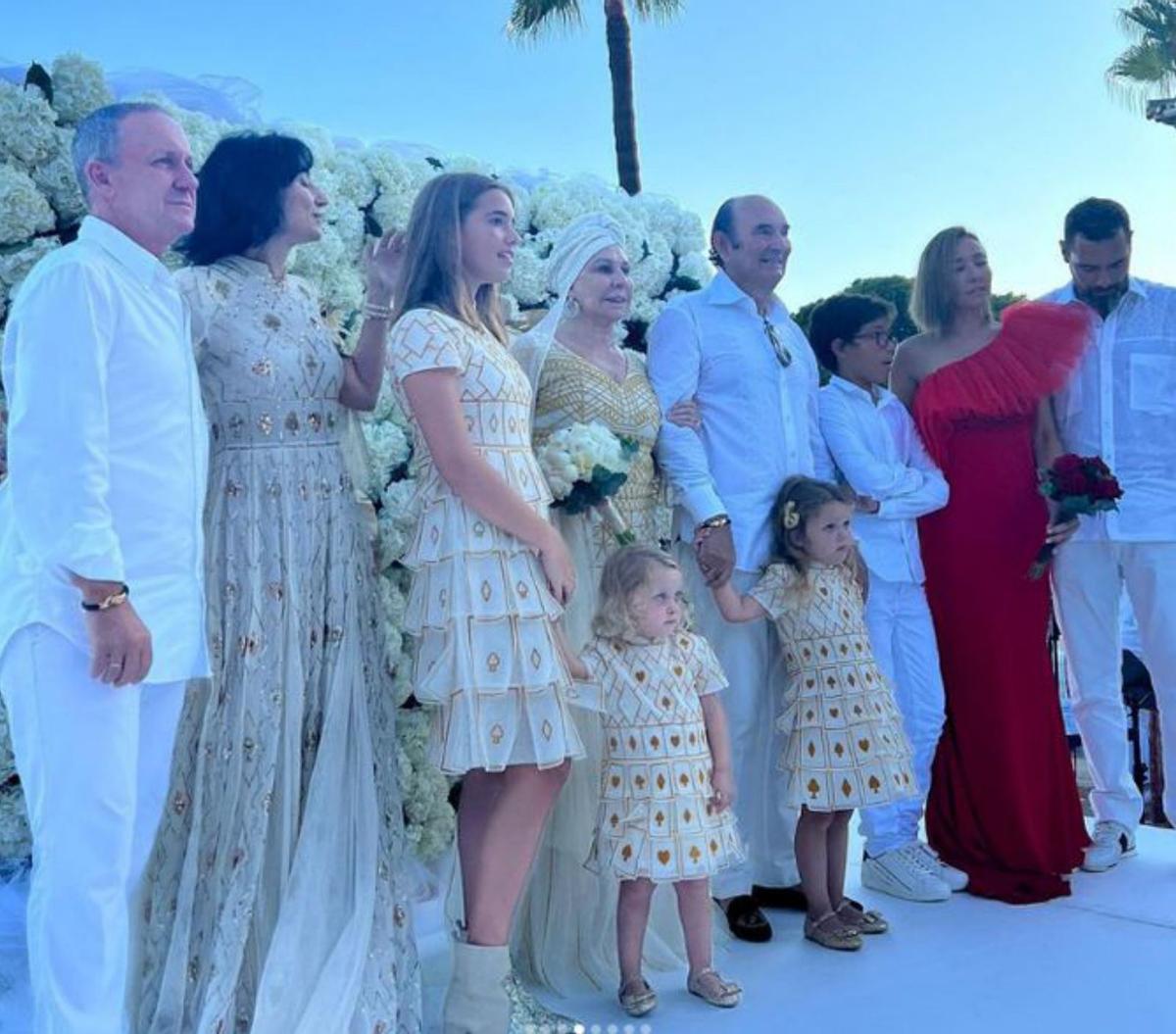 A la izquierda, el matrimonio posa con Carla Bruni y su hija en la fiesta de 70.º cumpleaños de Luisa Rodríguez; a la derecha, el matrimonio con sus hijos y nietos en la celebración, hace unos meses, de su aniversario de boda. | Instagram