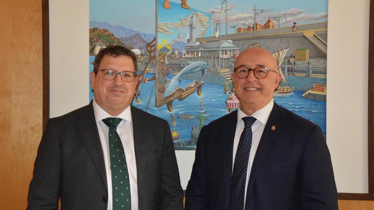 El exdirector de la Autoridad Portuaria de Santa Cruz de Tenerife, Pablo Nieto (izquierda), junto al presidente del organismo, Pedro Suárez.