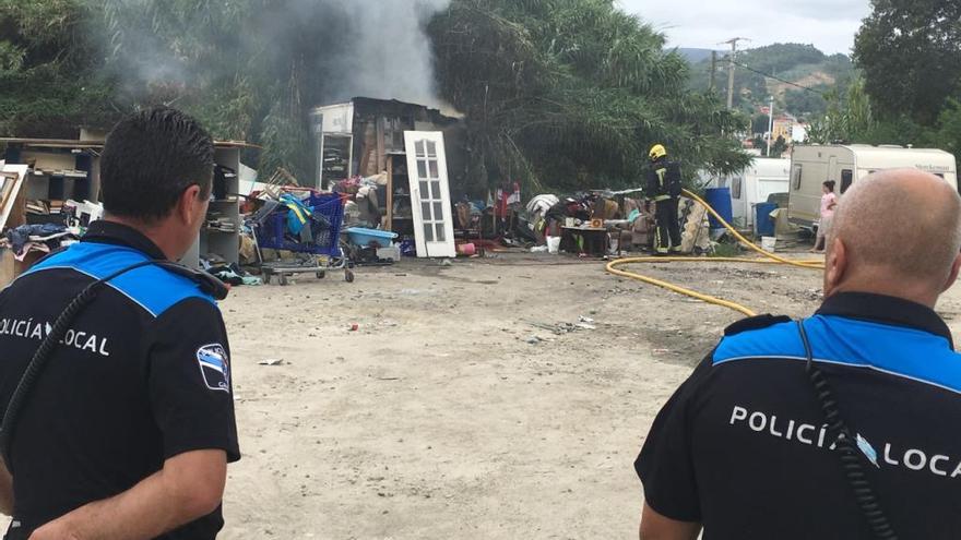 Policía Local y Bomberos en el lugar del incendio.