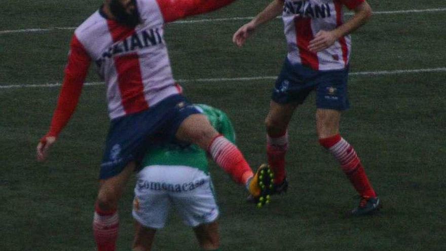 Yahvé, del Alondras, trata de despejar el balón durante el partido de ayer. // Gonzalo Núñez