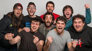 Txarango interpreta en acústic la cançó ’Músic de carrer’.