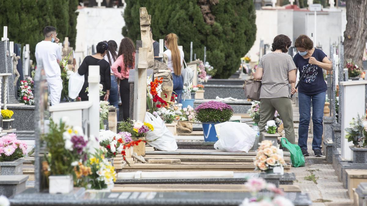 Día de Todos los Santos en el Cementerio de Alicante