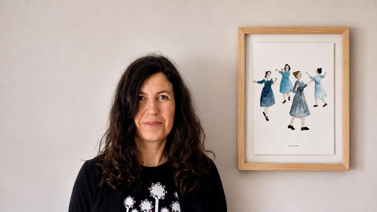 Rosa de Cabanas con uno de los trabajos de la colección "As que fan a festa"