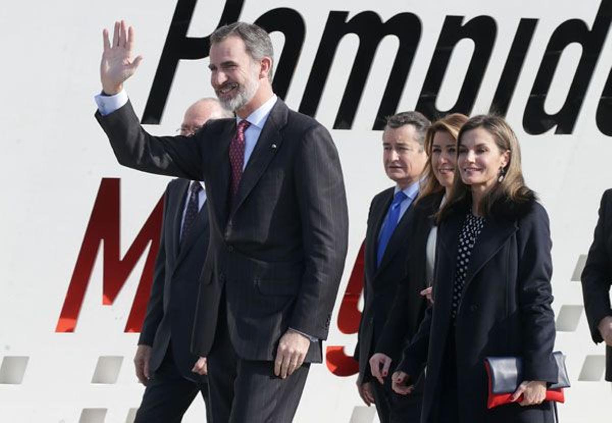 Letizia Ortiz con camisa de lunares y abrigo de pelo en el cuello junto a Felipe VI