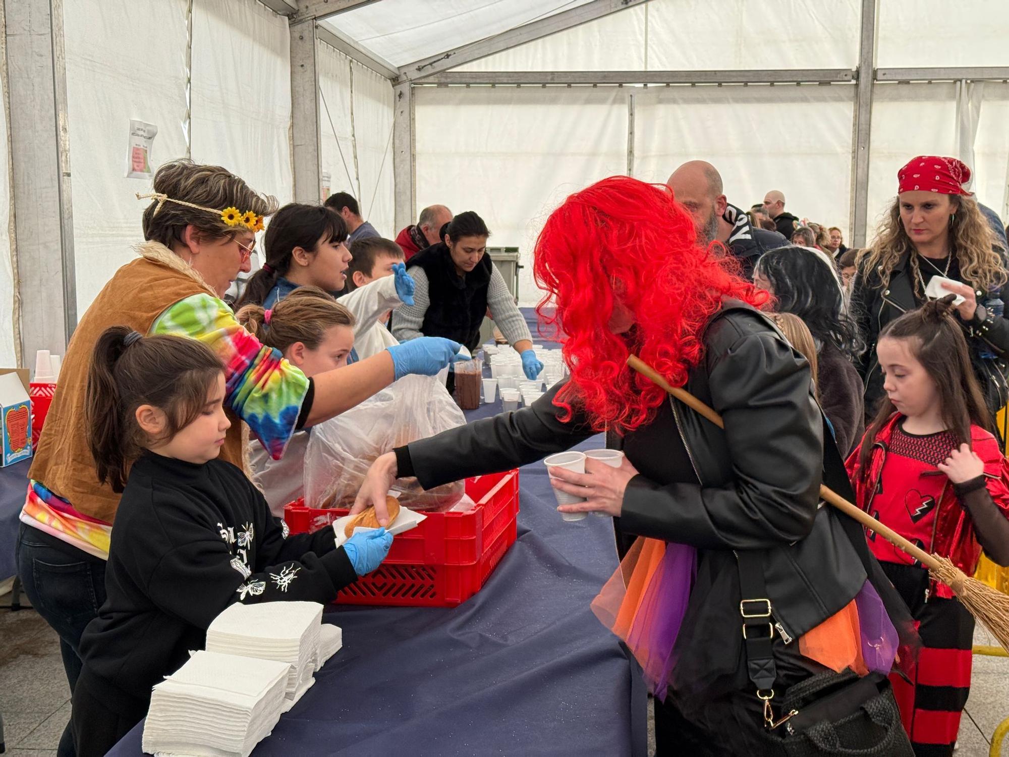 Lugones despide con desfile, música y chocolatada su carnaval