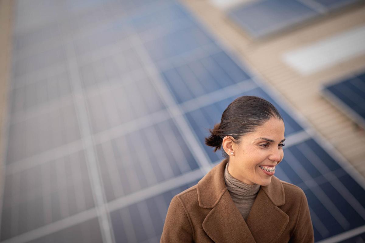 Noelia Pérez, de La Esperanza Impresores, con las placas instaladas de fondo.