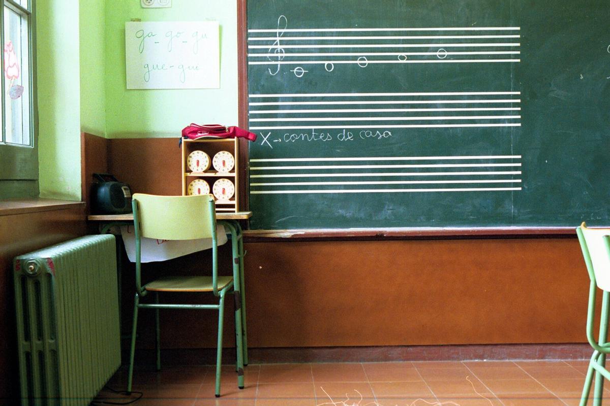 BARCELONA 17/05/ 2001 AULA DE SEGUNDO EN UNA ESCUELA PUBLICA DEL ENSANCHE FOTO ALBERT BERTRAN NEG 222682 SOCIEDAD EDUCACION CENTROS DE ENSENYANZA CLASE PUPITRES PIZARRA