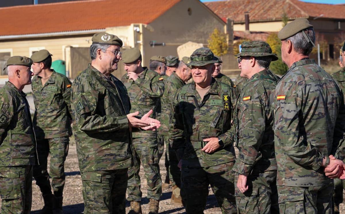 El jefe de Estado Mayor del Ejército, Amador Enseñat, durante una visita en el Ejercicio Toro 25 esta semana. A su izquierda, el general de División Luis Cepeda, jefe de la División Castillejos.