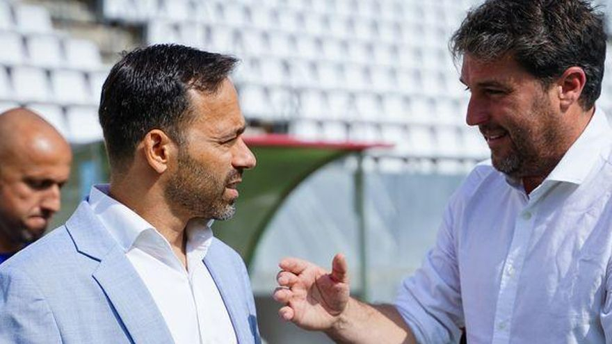 Fran Fernández y Goiria hablan en Nueva Condomina en la presentación del técnico el pasado mes de junio.
