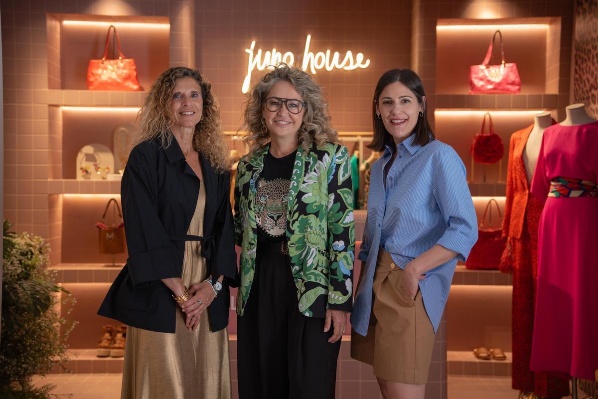 De izquierda a derecha, Eva Vila-Massanas, Maite Casademunt y Natalie Batlle, en el interior de Juno House