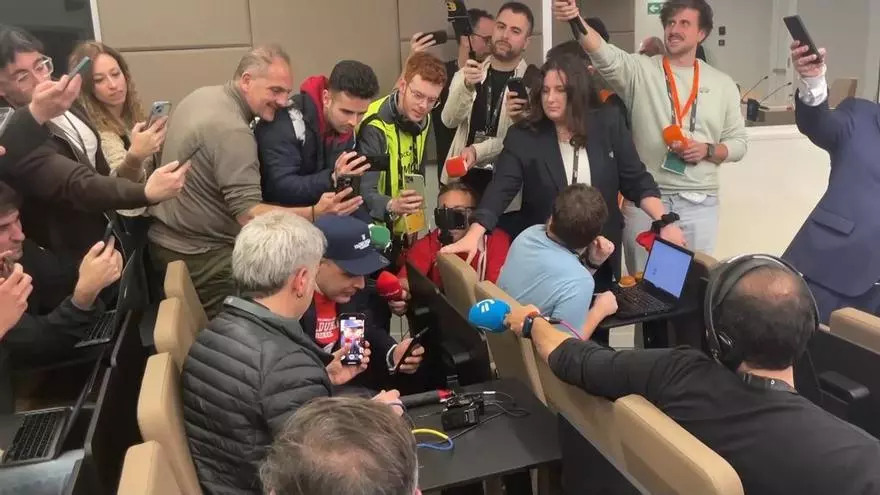 Paolo Galbiati, entrenador del Baskonia, charla con Quinn Ellis desde la sala de prensa