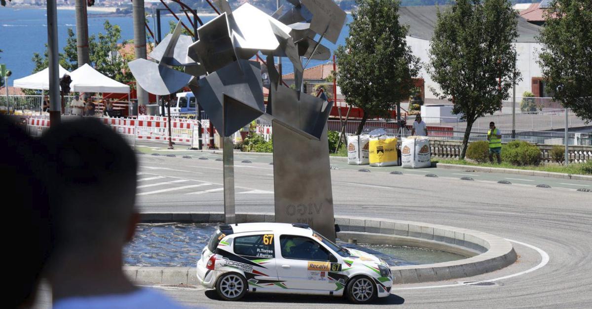 Roberto Torres y José Antonio Vázquez, a los mandos de un Renault Clio Cup. | JOSÉ LORES