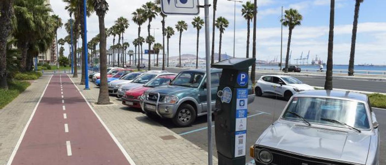 Estacionamientos en la zona azul de la avenida Alcalde Ramírez Bethencourt, a la altura de la plaza de La Feria. | | ANDRÉS CRUZ