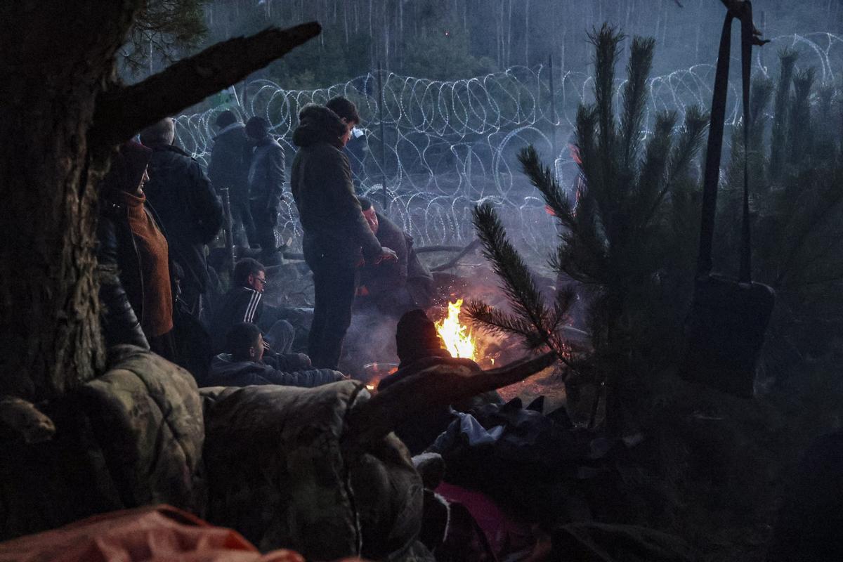 Un grupo de personas refugiadas en la región bielorrusa de Grodno, junto a la frontera con Polonia.