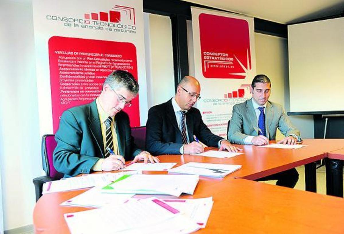 Ramón Vicente, del consorcio, a la izquierda, junto a los responsables de Futuver, una de las empresas integradas.