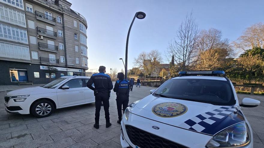 La policía fuerza la puerta de un piso para detener a un presunto maltratador en Vilagarcía