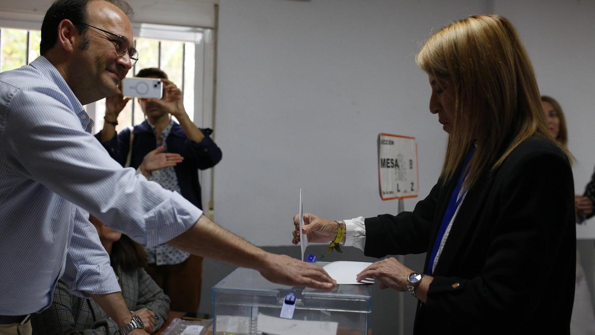 Elena Nevado, ya europarlamentaria del PP, deposita ayer su voto en su colegio electoral del R-66.