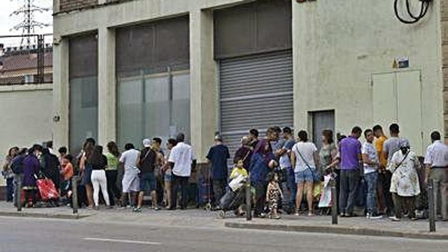 Cua al banc dels aliments de Manresa