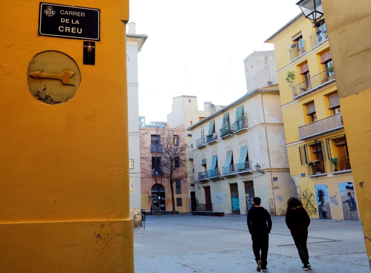 Figuras de Playmobil adornan las placas de calles en el centro de València