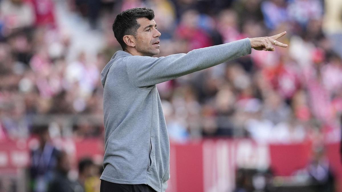 Salva Fúnez, que ejerció de primer entrenador del Girona por la hospitalización de Míchel, da instrucciones a sus jugadores en Montilivi. Salva Fúnez, que ejerció de primer entrenador del Girona por la hospitalización de Míchel, da instrucciones a sus jugadores en Montilivi.
